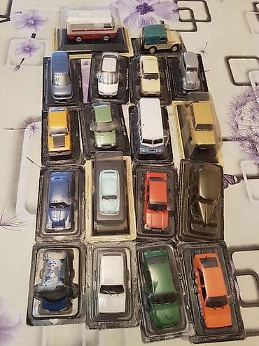 Kolleksiya üçün 1:43 ölçülü die-cast model avtomobillər dəsti. - — 1