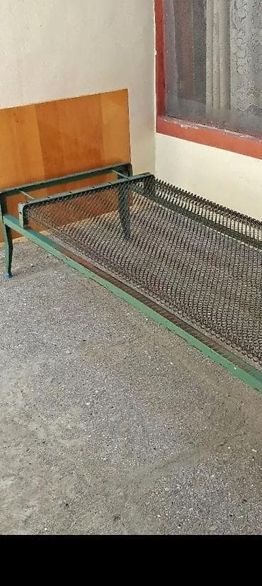 Çarpayılar: Metal karkaslı tək nəfərlik çarpayı - Ölçü: təxmini 90×190 sm (tək — 1