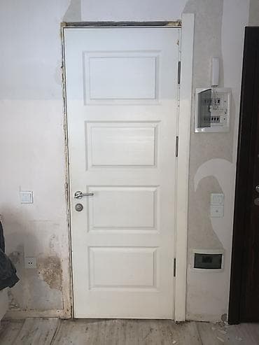taxta gapilar: Ağ rəngli otaq qapıs - 4 ədəd var eyni bu qapıdan. Evi təmir edib — 2