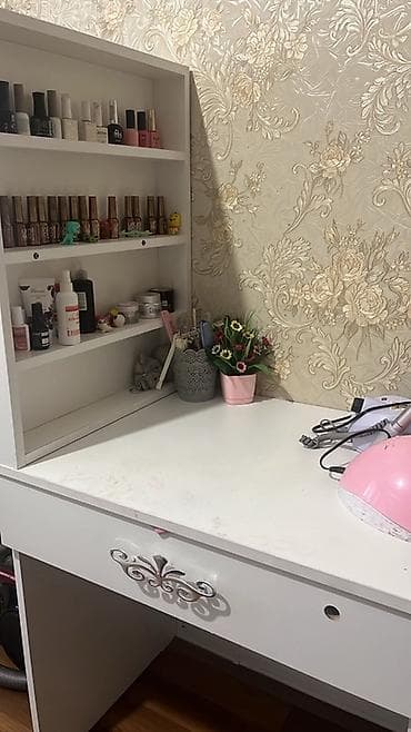 Sifarişlə salon mebeli: Manikür üçün iş masası – üstündə rəfli vitrin və geniş iş səthi - — 1
