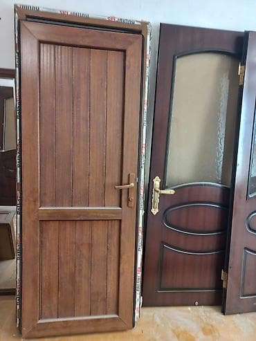 ev gülleri ve adları: 4ü şüşəli 2si sadə Biri 60 manatdan. Ünvan Həzi Aslanov metrosu — 2