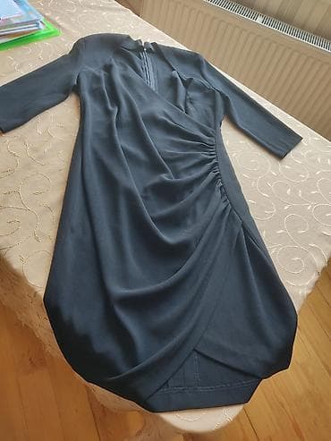 elbiseler: Qara rəngli qadın geyimi – dizə qədər, qolları 3/4 uzunluqda. Ön — 1