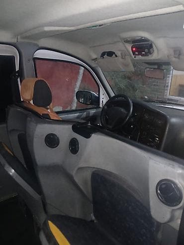 kamazlarin satisi: LTI TX4 London Taxi – klassik taksi dizaynlı, geniş və rahat salonlu — 7