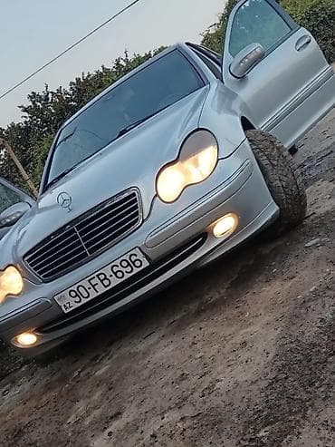 nomre altligi: Mercedes-Benz C‑Class (W203), gümüşü rəng. - Kuzov: sedan, klassik — 1