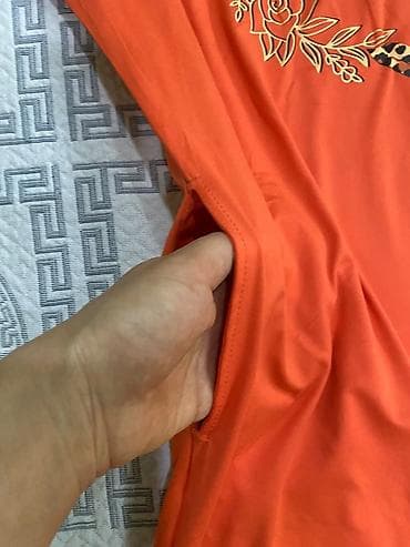 don: Qadın geyimi – narıncı rəngli qısaqollu uzun t-shirt/ev paltarı. diz — 2
