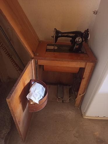 panel radiator: Kabineli mexaniki tikiş maşını - Taxta kabinet və qapaqlı iş masası — 3
