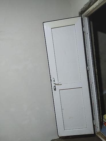 ikinci əl plastik qapı: PVC qapı – ağ rəng - Material: PVC/profil, iki panelli dizayn - Rəng — 2