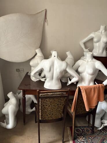 paltar sermek ucun: Qadın, Plastik, plastmas, Ağ — 4