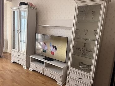 Klassik üslubda qonaq otağı üçün vitrin və TV stendindən ibarət mebel