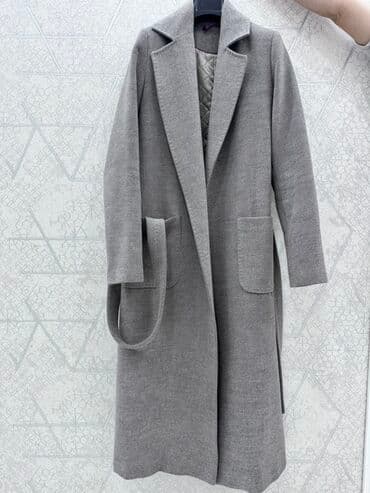 kəsilmiş əl şəkilləri: Qadın palto – boz rəng Kaşmirdir - Model: Uzun, klassik kəsim - Rəng — 1