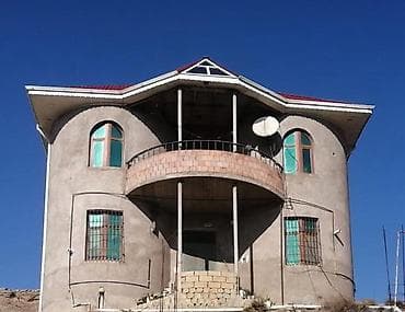 Lökbatan qəsəbəsi, 1-ci massivdə, 4 sot torpaq sahəsində tikilmiş