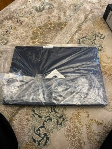 Планшеты: Bu, HP Victus noutbukudur. Tund goy rəngdədir və "Victus" loqosu ilə — 4