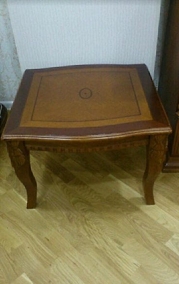 Jurnal stolu yaxwi veziyyetdedir Olcu: Eni - 60; uzunlugu - 60;