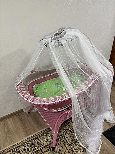 Beşik – səbət tipli, ağ şəbəkəli cibinliklə - Material: toxunma səbət