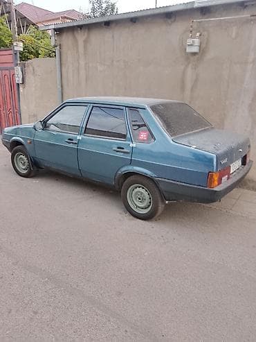 4 teker: LADA Samara sedan, mavi rəng. Klassik kuzov dizaynı, 4 qapı. Mexaniki — 6