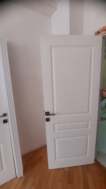 Ağ rəngli interyer qapısı - Klassik panelli dizayn: yuxarıda iri