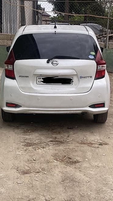 06 diskleri: Nissan Note e-POWER, ağ rəng, 5 qapılı hatchback. Əsas xüsusiyyətlər — 4