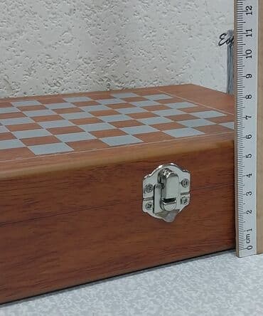 şahmat satılır: İçki qabı dəsti şahmat lövhəsi ilə birlikdə satılır. Üzərində Qız — 5