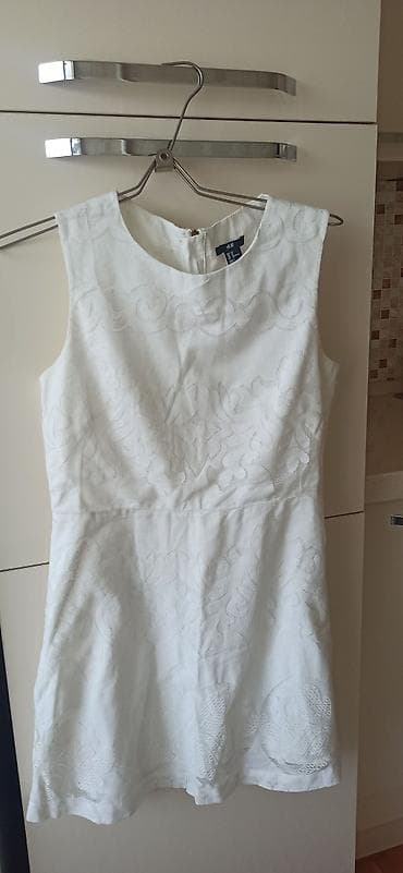 Ağ paltar,44 razmer,H&M firması,çox az geyinilib,30 manat