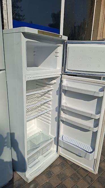 korpuslar: Indesit iki qapılı soyuducu - Yuxarıda dondurucu bölmə, aşağıda — 2