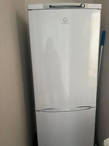 Б/у 2 двери Indesit Холодильник Продажа, цвет - Белый