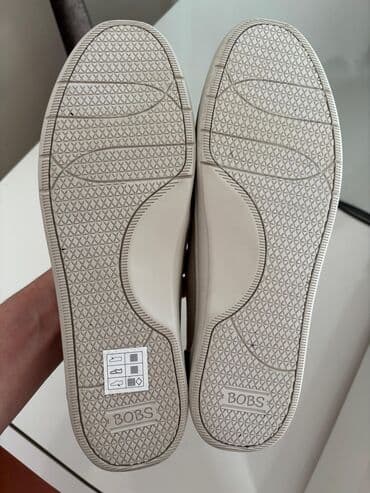 4xl nece razmerdi: Skechers brendinin "BOBS" seriyasından bej rəngli qadın sürüşmə — 4