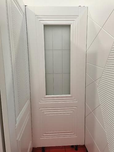 Ağ rəngli interyer qapısı – şüşəli model - Klassik naxışlı panel