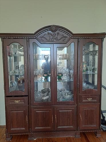 Klassik üslubda vitrinli bufet - Material: tünd qəhvəyi rəngli ağac