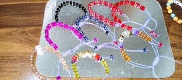 a class saatlar: Rəngarəng boncukdan hazırlanmış elastik qolbaqlar dəsti - Material — 19