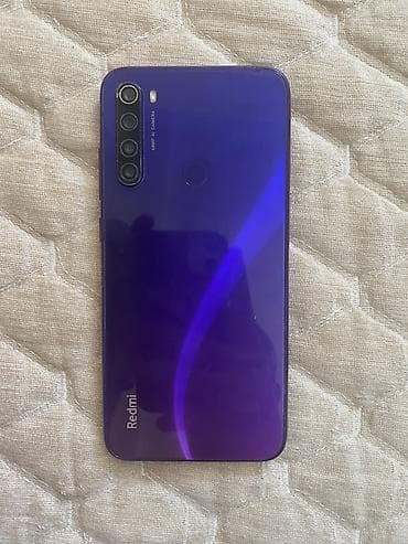 Elektronika: Redmi smartfon - Arxa panel: bənövşəyi rəngli parlaq korpus, mərkəzdə — 1