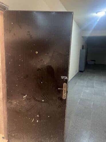 Giriş qapıları: Demir qapı
100 — 2