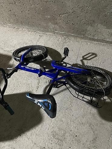 20 velosiped: Mavi rəngli BMX tipli velosiped. Kompakt ölçülü çərçivəyə malikdir və — 4
