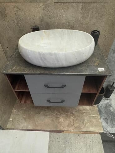 taxta tavan: Ağ rəngli, mərmər teksturalı oval formalı lavabo, qara rəngli səthə — 1