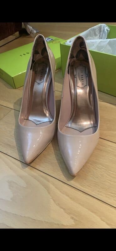 Toy paltarları və aksesuarları: Ted Baker qadın stilettosu - Model: Ted Baker London klassik nasos — 1