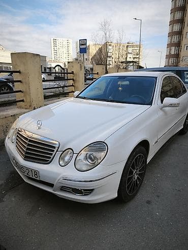 Aksesuarlar və tüninq: Ağ rəngdə Mercedes-Benz E-Class sedan avtomobili. Avtomobilin qabaq — 2