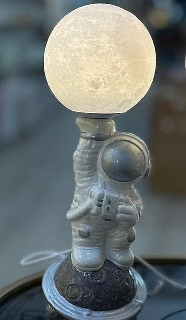 dekor lampalar: Kosmonavt temalı masa lampası – Ay formanlı işıq kürəsi - Dizayn — 6