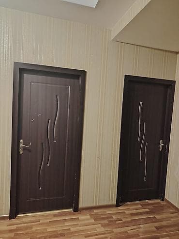 demir seyf qapilar: MDF interyer qapıları – qəhvəyi rəng, minimalistik dalğavari dekor — 4