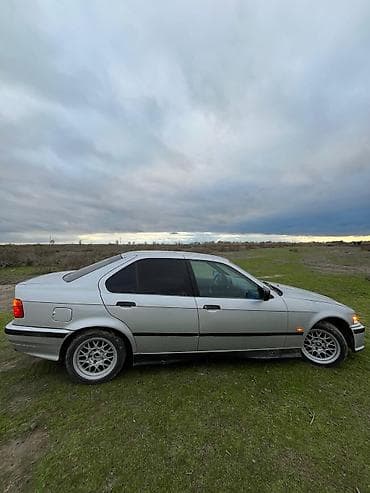 330 bmw: BMW 3 series: 2 l | 1994 il Sedan — 7
