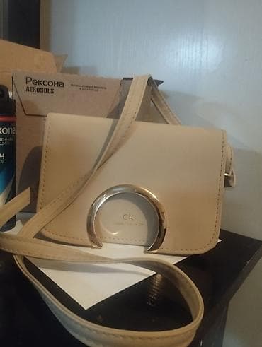 Çiyin çantası, Charles & Keith