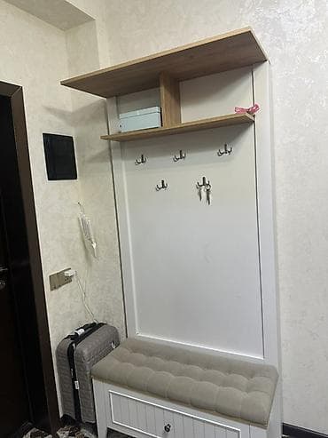 Dəhliz üçün funksional paltar asılqanı və oturacaq dəsti - Dayaqlı