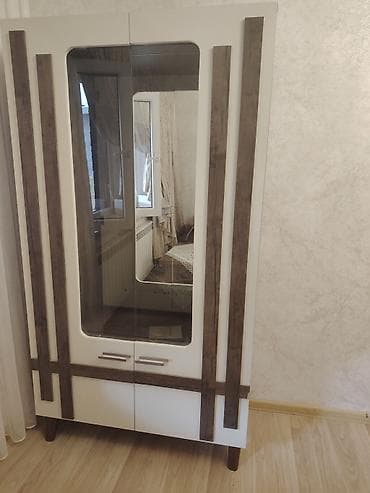 islenmis sfaner: İki qapılı şkaf-vitrin - Dizayn: ağ korpus üzərində qəhvəyi dekor — 1
