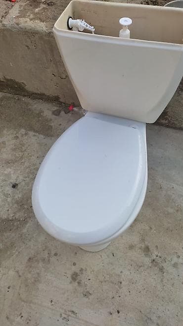 Unitaz komplekti – keramik kasa, üst qapaq və su bakı ilə