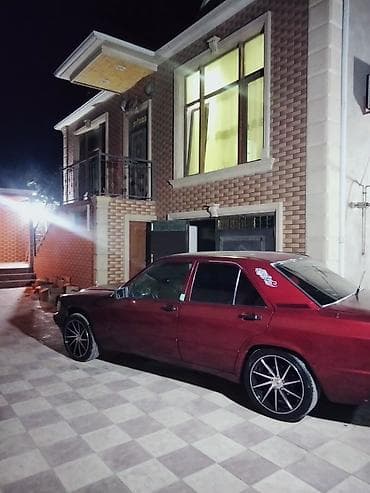 mersedes saat: Mercedes-Benz 190 (W201) sedan, tünd qırmızı rəng. - Kuzov: 4 qapı — 4