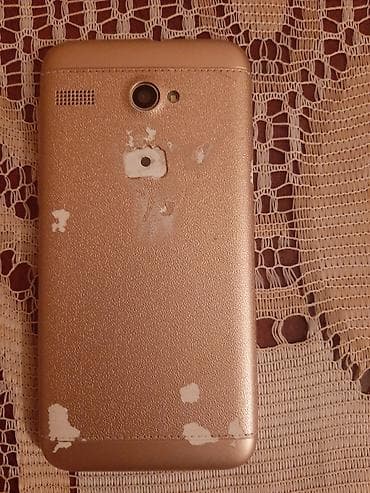 Ağ ön paneli və qızılı arxa qapaqlı kompakt sensorlu telefon