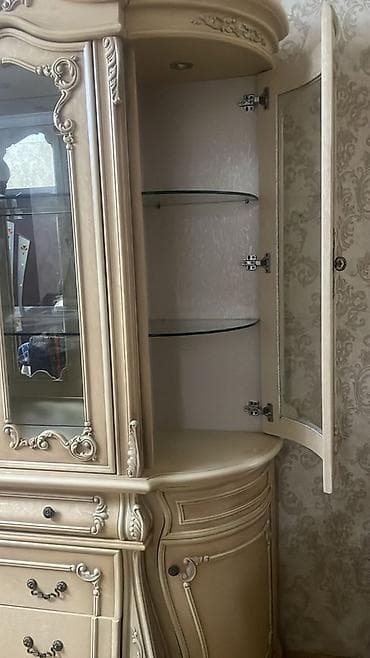 tək qorka: Klassik üslubda vitrin-bufet - Rəng: krem/bej, qızılı relyef — 6