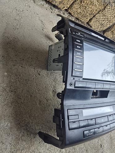 toxum: Toyota Land Cruiser 200 üçün multimedia və iqlim idarəetmə paneli — 2