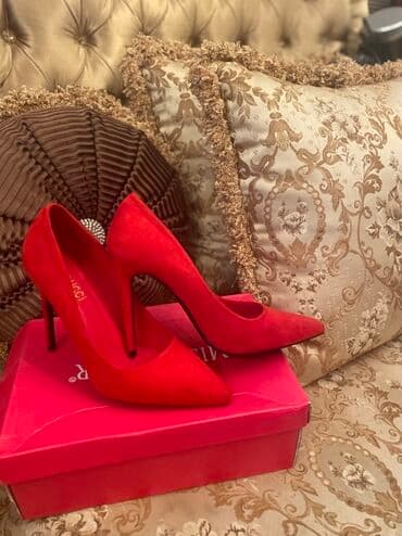 Basanoşka və səndəllər: Qadın ayaqqabıları – 2 model bir yerdə 1) Qırmızı stilettolar - — 2