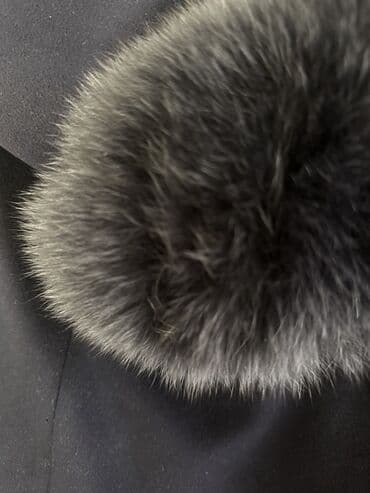 женский пляжный халат: Qadın palto – tünd lacivərt rəngdə, zərif siluetli. - Böyük, həcmli — 3