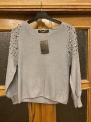 qadın geyimləri və qiymətləri: Qadın geyimləri – 2 fərqli model 1) Ağ bluz: - Yumşaq, axıcı parça - — 19