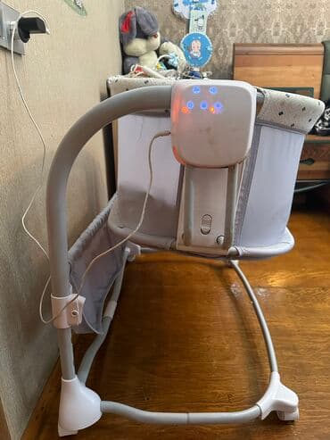 qidalandırmaq üçün uşaq stul yelləncək: Usaq besiyi,tülü var, matrası var .Elektrondu. 1 yasa kimi usaq — 6